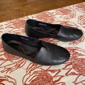 Born Sebra Black Leather slip-on flats EUC